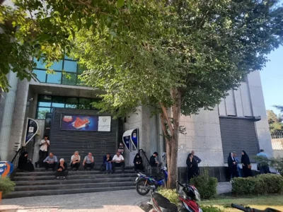 زائران کربلا در صف دریافت ارز اربعین