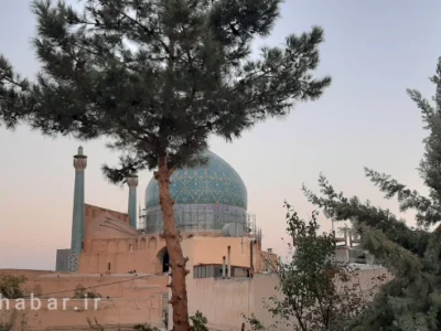 گنبد مسجد جامع عباسی از پشت بام خانه بومگردی چیلا عکس : فرزانه بهارلو سامانی