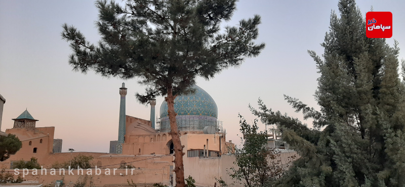 گنبد مسجد جامع عباسی از پشت بام خانه بومگردی چیلا عکس : فرزانه بهارلو سامانی