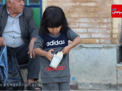 دختر بچه در امامزاده ماستی اصفهان . عکس : احسان محمد پور