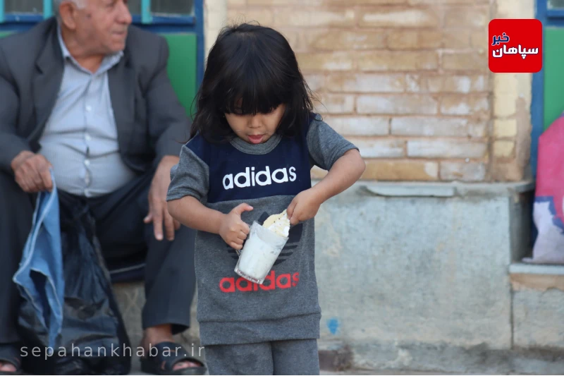 دختر بچه در امامزاده ماستی اصفهان .عکس : احسان محمد پور