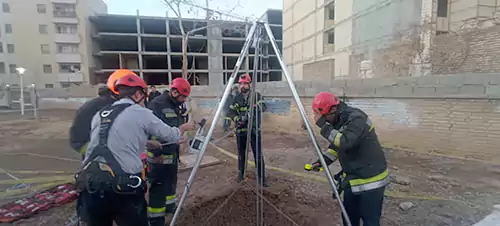 نجات بانوی ۴۳ ساله از داخل چاه ۸ متری 