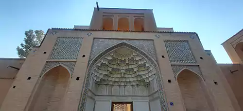 تکیه مادر شاهزاده تخت فولاد اصفهان، مربعی ۵۰ در ۵۰ متر