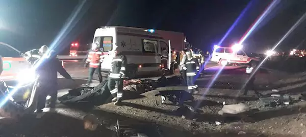 تصادف اتوبوس در محور اصفهان نطنز با ۱۳ کشته و 13 زخمی + فیلم 1 واژگونی اتوبوس در جاده نطنز 24 آذر ماه 1404