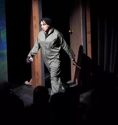 خوانشی روانشناسانه، جامعهشناختی و تئاتری از یک نمایش 1 نمایش «رام کردن زن سرکش» در سالن پرواز فرشچیان