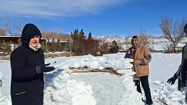 رقابت ۲۰۰۰ گردشگر و ساخت 100 مجسمه برفی 1 چادگان میزبان جشنوارهی ساخت آدم برفی و مجسمههای یخی