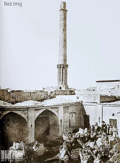 مناره تاریخی خواجه علم اصفهان با نقوش گلبرگ‌مانند در محله گلبهار