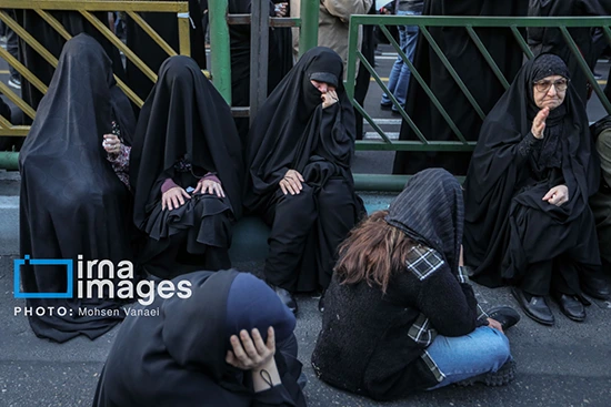 پایتخت‌نشینان در میدان انقلاب به سوگ شهادت رهبرشان نشستند