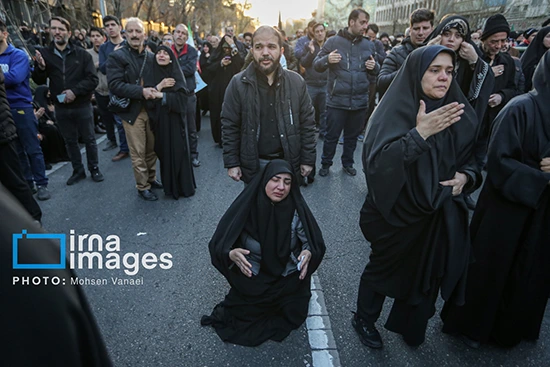 پایتخت‌نشینان در میدان انقلاب به سوگ شهادت رهبرشان نشستند