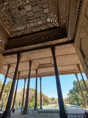 انحراف ستون زیر گنبدخانه مسجد عباسی اصفهان