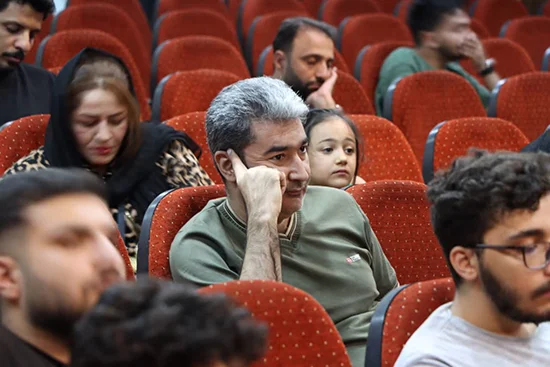 صدا؛ زبان پنهان و اثرگذار فیلم کوتاه 2 پاتوق ۱۳۷ فیلم کوتاه اصفهان با حضور مهران ثابتیفر، صدابردار سینما، برگزار شد. در این نشست که پس از نمایش چهار فیلم کوتاه «رئیس شمایی» به کارگردانی امین خنکال، «یاشار» ساخته سینا چمنی، «یوفو» به کارگردانی سید وحید حسینی و سید مهدی حسینی و «تفنگ چخوف» ساخته سید عباس حسینی برگزار شد، جایگاه صدا در فیلم کوتاه، نقش طراحی صوت در روایت و چالشهای صدابرداری در سینما مورد بررسی قرار گرفت.
صدا فراتر از تصویر
ثابتیفر در ابتدای این نشست با اشاره به ظرفیتهای بیانی صدا در سینما گفت: «صدا میتواند فراتر از تصویر عمل کند. مخاطب با شنیدن یک صدا، تصویری شخصی و بیمرز در ذهن خود خلق میکند؛ تصویری که محدودیتهای قاب را پشت سر میگذارد و همین ویژگی، صدا را به یکی از مهمترین ابزارهای خلاقیت در سینما تبدیل میکند.»
وی با بیان اینکه تصویر همواره در محدوده قاب تعریف میشود، افزود صدا این امکان را دارد که جهان روایت را گسترش دهد و مخاطب را به تجربهای فراتر از آنچه دیده میشود برساند. به گفته او، همین ویژگی سبب میشود صدا نقشی تعیینکننده در شکلگیری فضای ذهنی و عاطفی یک فیلم داشته باشد.
صدای بیانگر و نقش آن در روایت
این صدابردار سینما در ادامه با تشریح مفهوم «صدای بیانگر» اظهار کرد: «همیشه لازم نیست منبع تولید صدا در تصویر دیده شود. اضافه کردن یک صدا میتواند معنای تازهای بسازد. مثلاً همراه کردن تصویر جمعیتی در حال حرکت با صدای موج دریا، برداشت مخاطب را کاملاً تغییر میدهد.»
ثابتیفر با تأکید بر اینکه صدا تنها وسیله انتقال دیالوگ نیست، گفت طراحی صحیح صدا میتواند در پیشبرد روایت، شخصیتپردازی و ایجاد لایههای معنایی نقش مؤثری ایفا کند، اما هنوز بخشی از فیلمسازان، بهویژه در حوزه فیلم کوتاه، از این ظرفیت بهطور کامل استفاده نمیکنند.