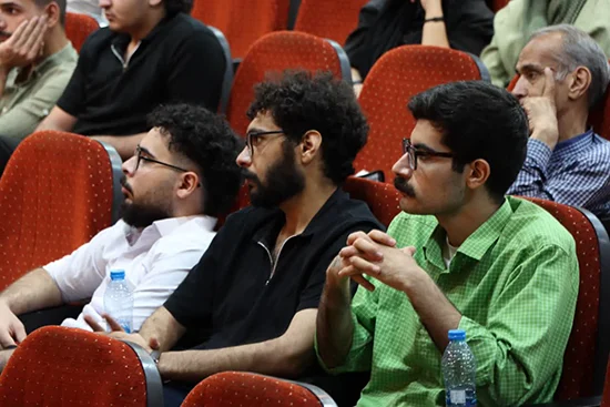 صدا؛ زبان پنهان و اثرگذار فیلم کوتاه 1 پاتوق ۱۳۷ فیلم کوتاه اصفهان با حضور مهران ثابتیفر، صدابردار سینما، برگزار شد. در این نشست که پس از نمایش چهار فیلم کوتاه «رئیس شمایی» به کارگردانی امین خنکال، «یاشار» ساخته سینا چمنی، «یوفو» به کارگردانی سید وحید حسینی و سید مهدی حسینی و «تفنگ چخوف» ساخته سید عباس حسینی برگزار شد، جایگاه صدا در فیلم کوتاه، نقش طراحی صوت در روایت و چالشهای صدابرداری در سینما مورد بررسی قرار گرفت.
صدا فراتر از تصویر
ثابتیفر در ابتدای این نشست با اشاره به ظرفیتهای بیانی صدا در سینما گفت: «صدا میتواند فراتر از تصویر عمل کند. مخاطب با شنیدن یک صدا، تصویری شخصی و بیمرز در ذهن خود خلق میکند؛ تصویری که محدودیتهای قاب را پشت سر میگذارد و همین ویژگی، صدا را به یکی از مهمترین ابزارهای خلاقیت در سینما تبدیل میکند.»
وی با بیان اینکه تصویر همواره در محدوده قاب تعریف میشود، افزود صدا این امکان را دارد که جهان روایت را گسترش دهد و مخاطب را به تجربهای فراتر از آنچه دیده میشود برساند. به گفته او، همین ویژگی سبب میشود صدا نقشی تعیینکننده در شکلگیری فضای ذهنی و عاطفی یک فیلم داشته باشد.
صدای بیانگر و نقش آن در روایت
این صدابردار سینما در ادامه با تشریح مفهوم «صدای بیانگر» اظهار کرد: «همیشه لازم نیست منبع تولید صدا در تصویر دیده شود. اضافه کردن یک صدا میتواند معنای تازهای بسازد. مثلاً همراه کردن تصویر جمعیتی در حال حرکت با صدای موج دریا، برداشت مخاطب را کاملاً تغییر میدهد.»
ثابتیفر با تأکید بر اینکه صدا تنها وسیله انتقال دیالوگ نیست، گفت طراحی صحیح صدا میتواند در پیشبرد روایت، شخصیتپردازی و ایجاد لایههای معنایی نقش مؤثری ایفا کند، اما هنوز بخشی از فیلمسازان، بهویژه در حوزه فیلم کوتاه، از این ظرفیت بهطور کامل استفاده نمیکنند.
