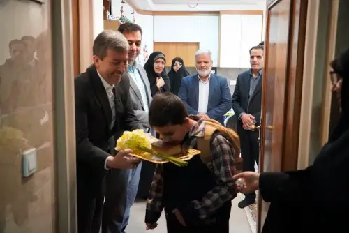 حضور استاندار اصفهان و مشاور وزیر آموزشوپرورش در خانه شهید علیعلیپور همزمان با آغاز سال تحصیلی اصفهان 2 alipor
