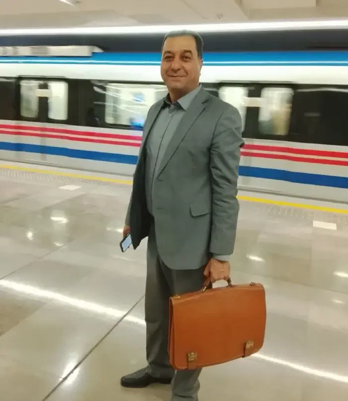 پیوستن مدیرکل آموزش و پرورش اصفهان به پویش «سهشنبههای بدون خودرو» با استفاده از مترو 1 modir
